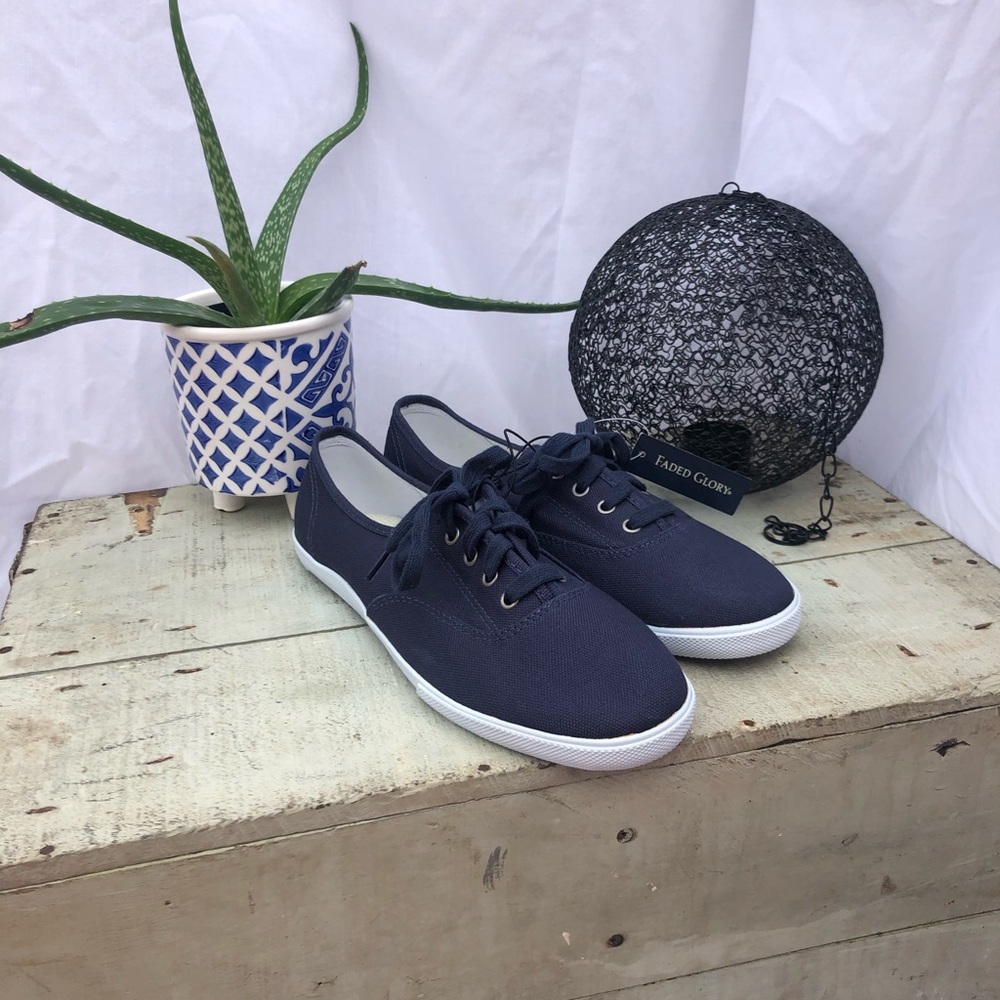 NWT!! navy blue laced shoes